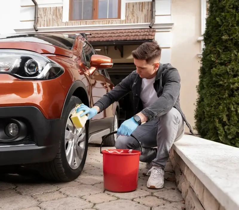 Lavage auto à domicile Almenêches : professionnel intervenant sur un véhicule